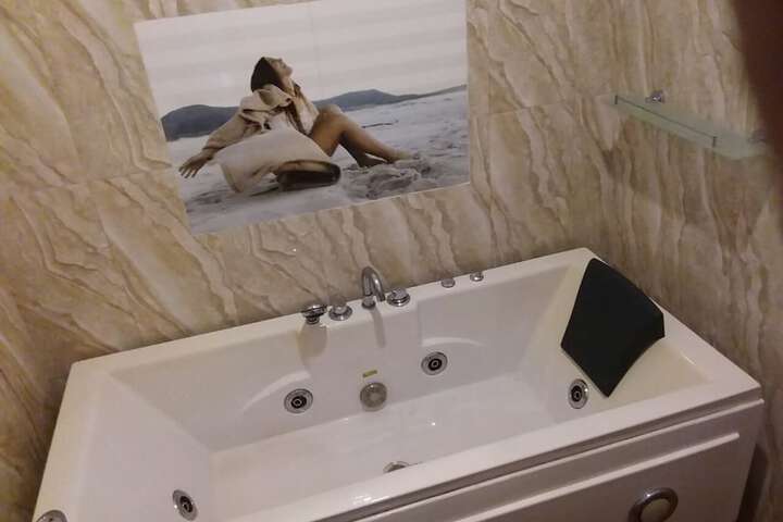 Hot Tub 19 of 33