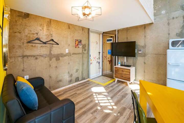 Room 16 of 64