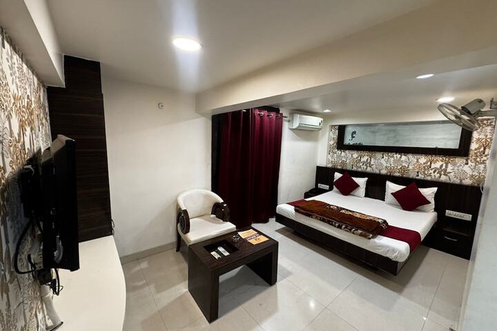 Room 4 of 8