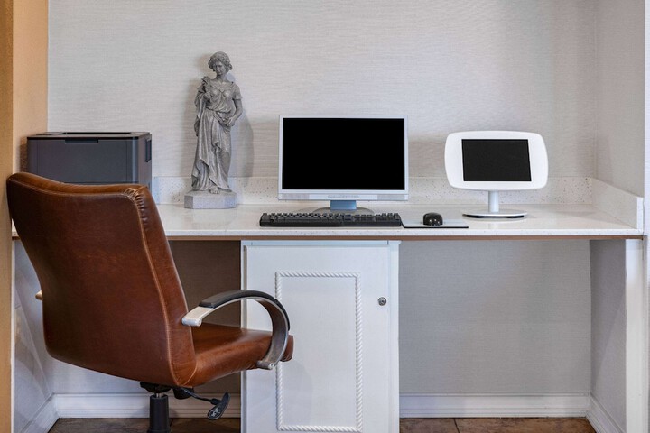 Business Center 98 of 105