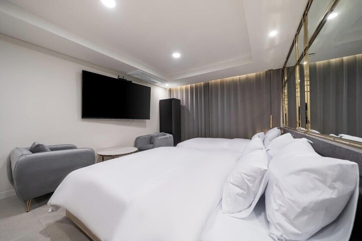 Room 7 of 42