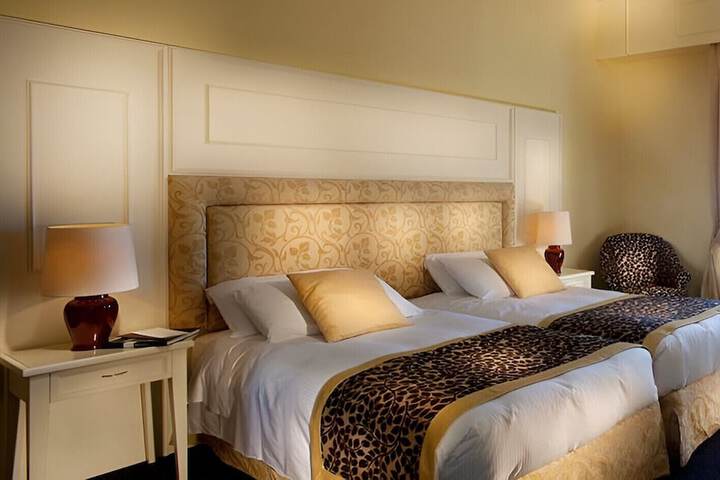 Room 4 of 25