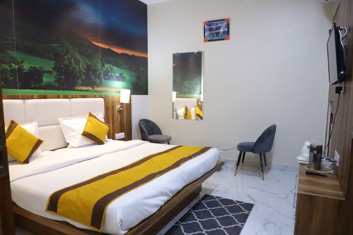 Room 9 of 33