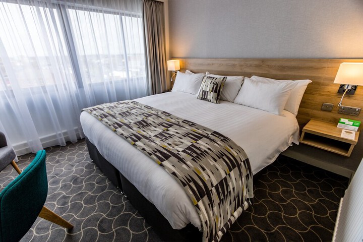 Room 3 of 210