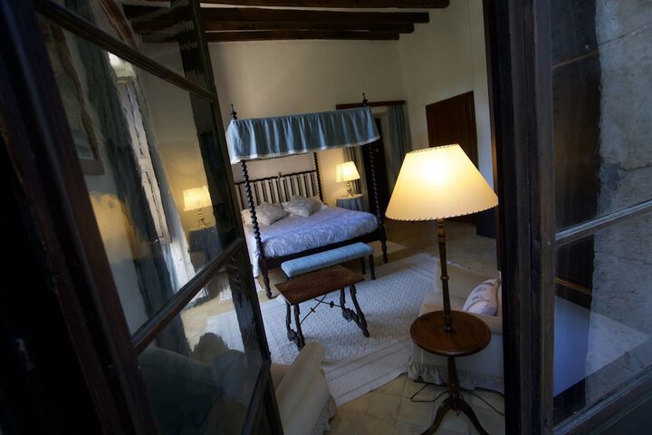 Room 16 of 60