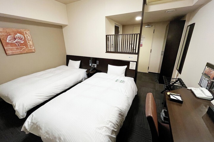Room 6 of 28