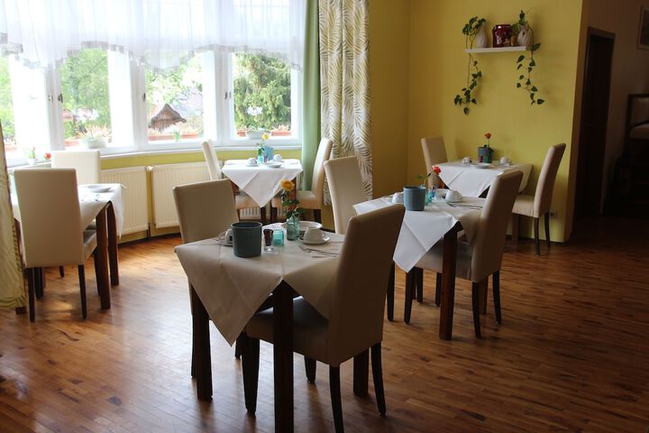 Dining 40 of 49