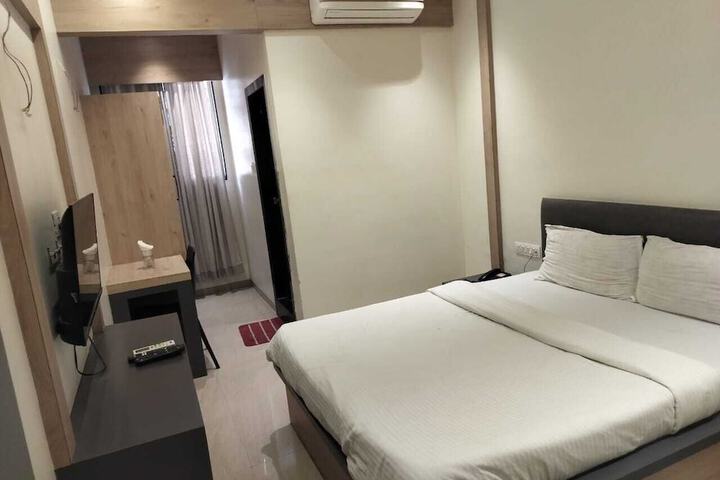 Room 5 of 18