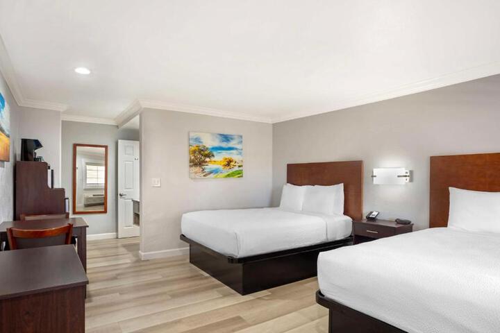 1 Queen Bed Desk Microwave and Refrigerator WiFi Full Breakfast (3 of 14)