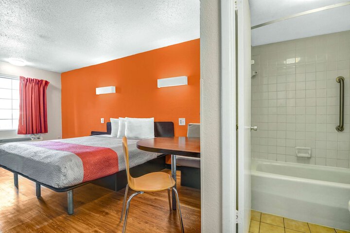 Room 4 of 28