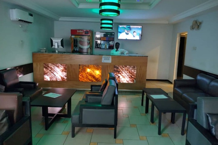 Lounge 13 of 14