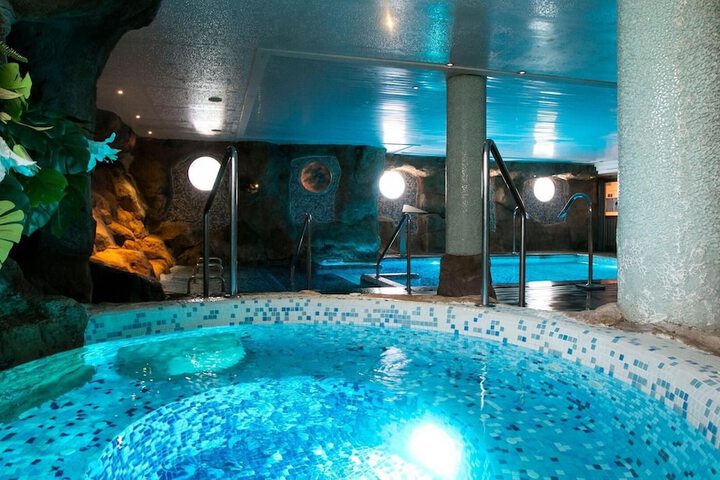 Hotel Pool