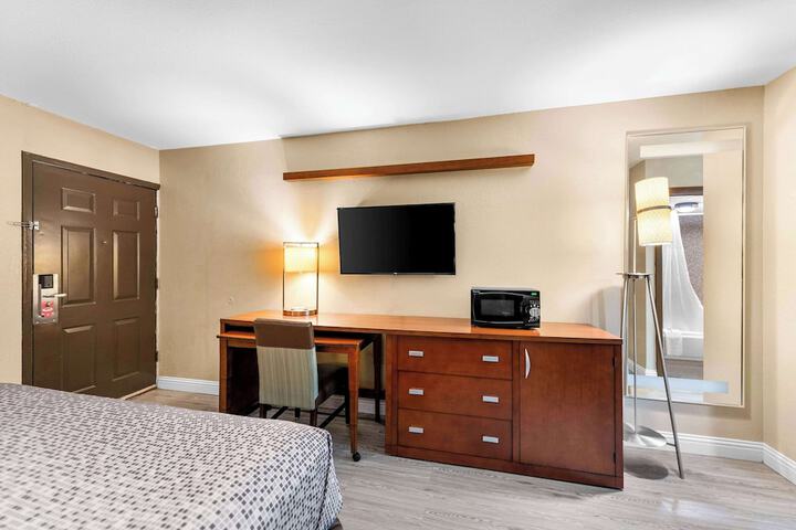 1 King Bed (9 of 10)