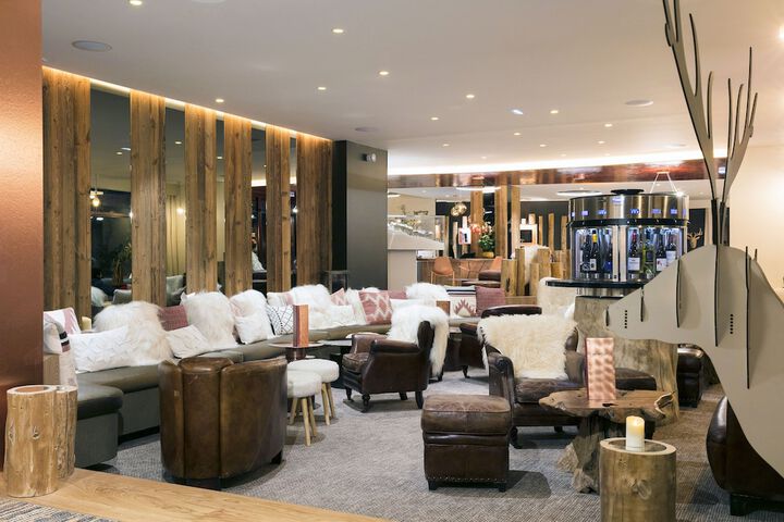 Lounge 78 of 93