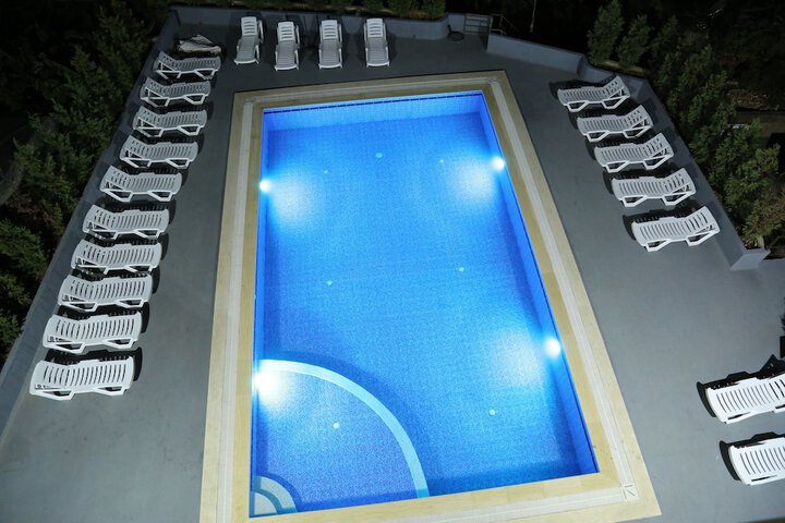 Pool 40 of 52