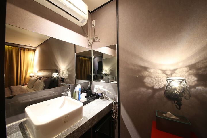 Room 33 of 45