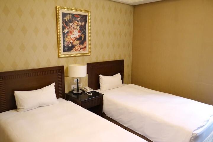 Room 12 of 37
