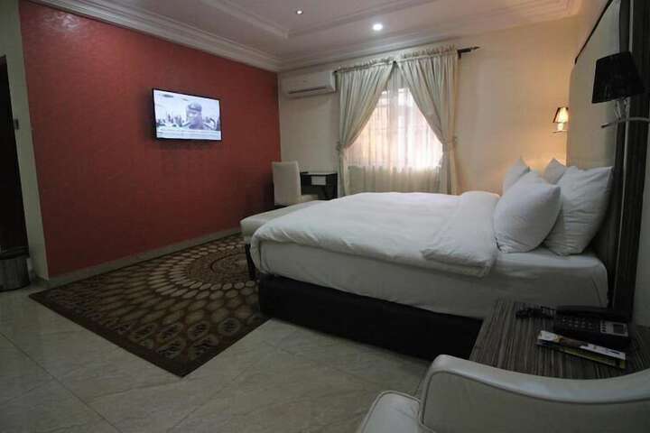 Room 13 of 18