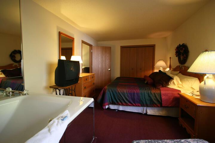 Suite 1 Queen Bed Separate Bedroom Sofa Bed Theme Room, Microwave and Refrigerator WiFi Continental Breakfast (1 of 7)