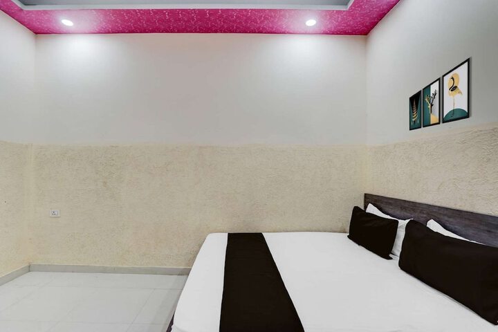 Room 4 of 32