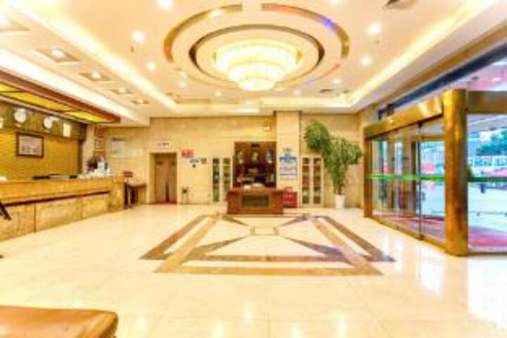 Qiongtian Hotel (Better Life Plaza Huaihua Railway Station)
