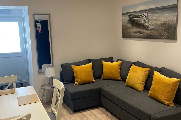 Lounge 42 of 66