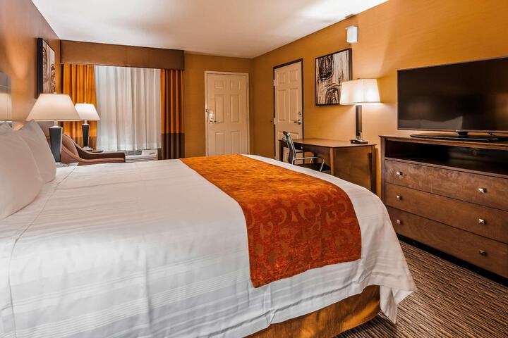 1 King Bed Mobility Accessible Communication Assistance Bathtub Continental Breakfast (7 of 13)