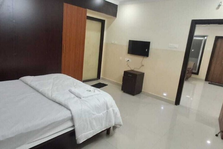 Room 14 of 36