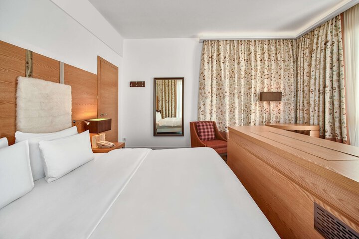 Room 44 of 194