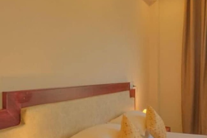 Room 6 of 17