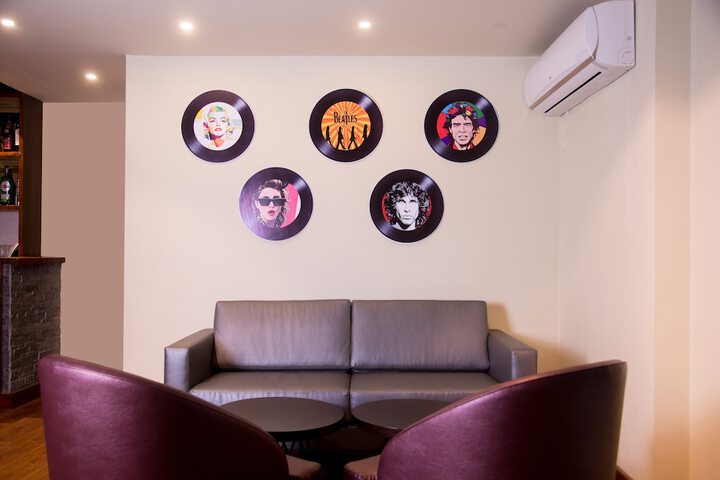 Lounge 20 of 22