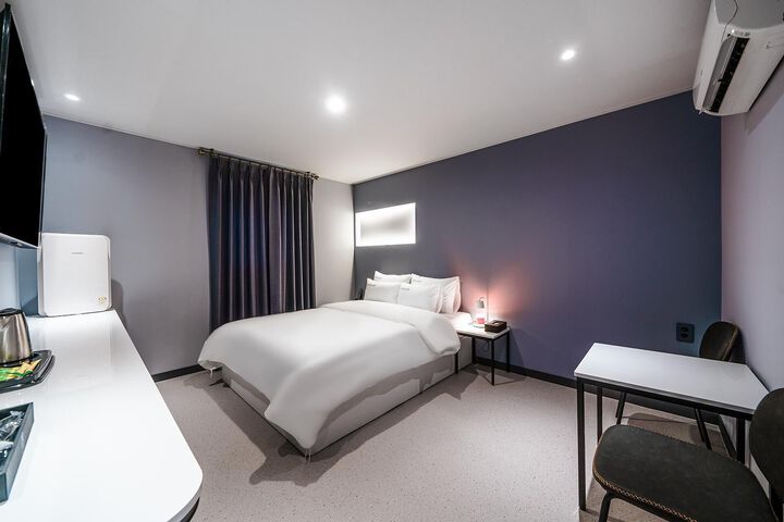 Room 2 of 142