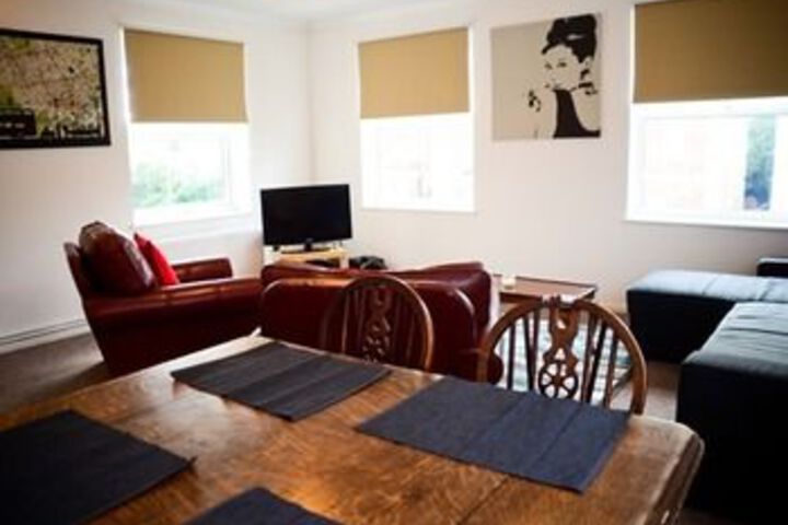 Room 4 of 8