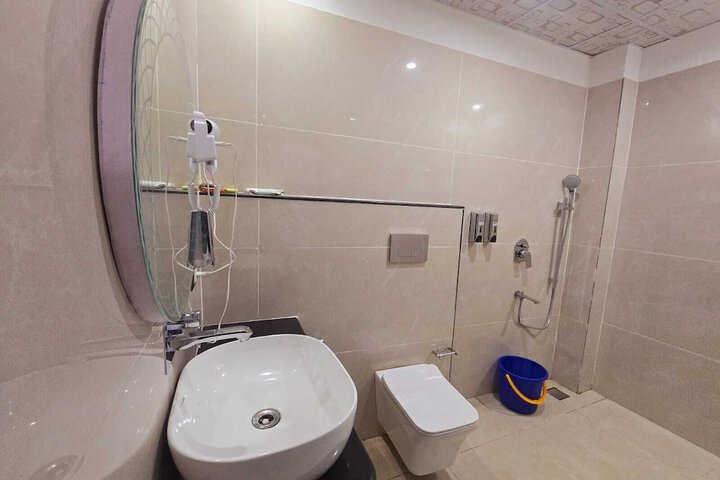 Room 6 of 16