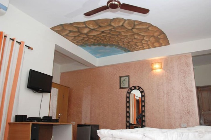 Room 11 of 24