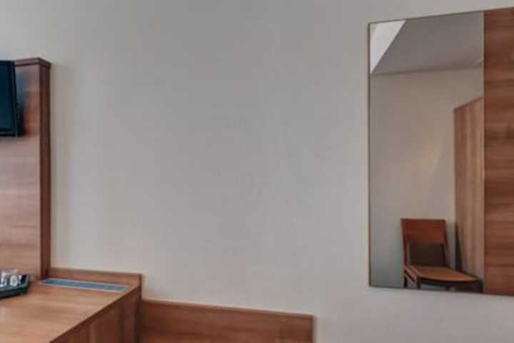 Room 13 of 21