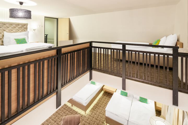 Room 33 of 80