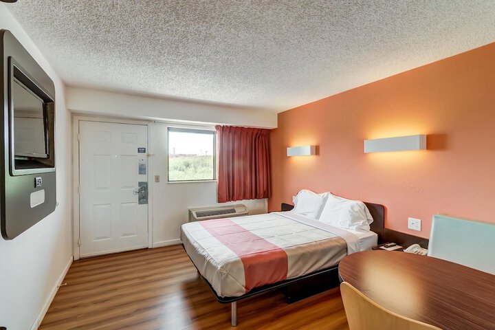 Room 14 of 33