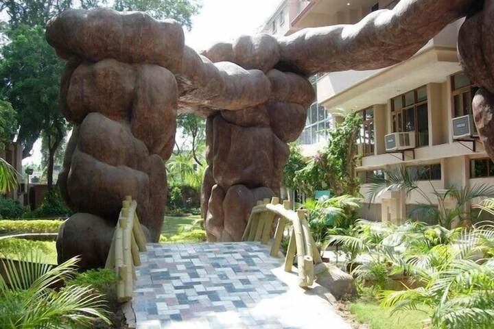 Hotel Exterior 32 of 40