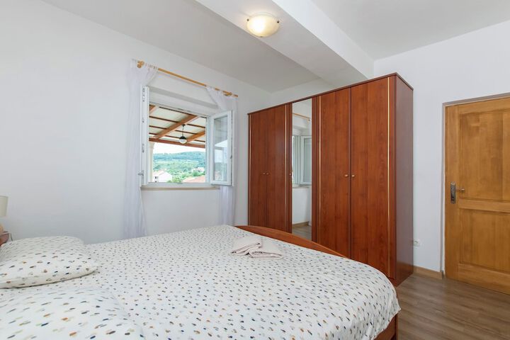 Room 5 of 27