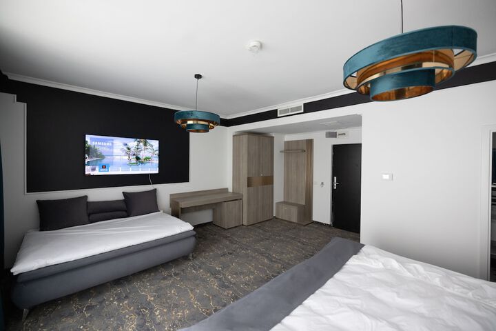 Room 10 of 42