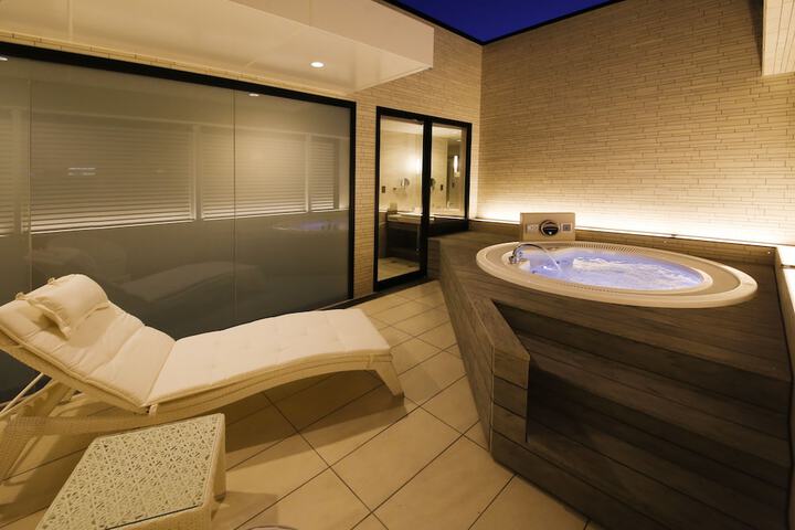 Hot Tub 27 of 33