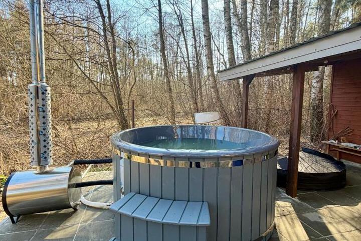 Kurort Mirowice-domek w lesie z balią z jacuzzi i hydromasażem