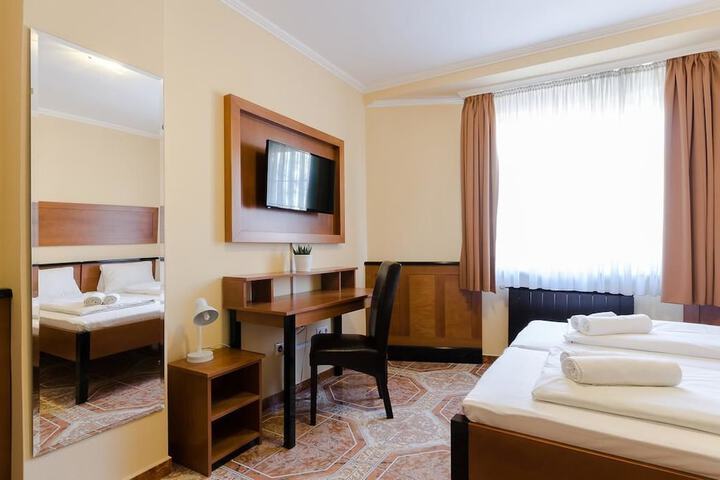 Room 4 of 40