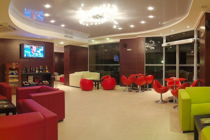 Lounge 53 of 69
