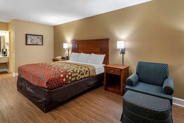 1 King Bed (5 of 9)