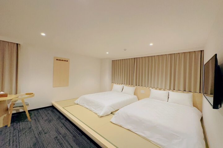 Room 9 of 28