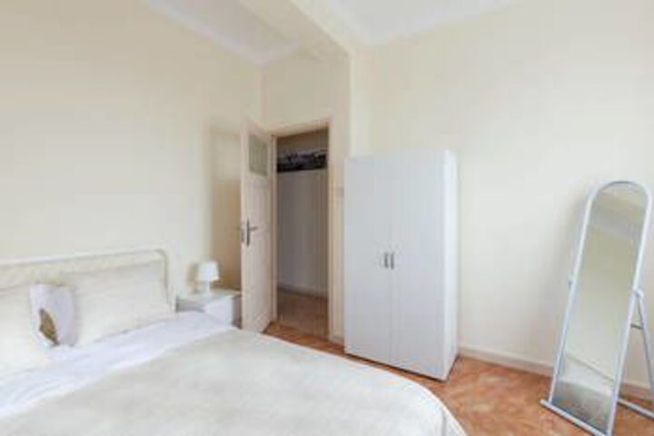 Room 8 of 27