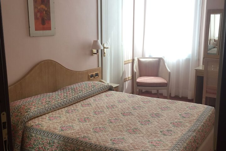 Room 5 of 68