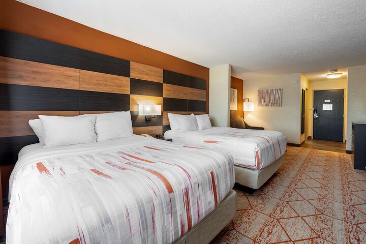 2 Queen Beds Communication Assistance Pillow Top Mattress Microwave and Refrigerator Full Breakfast (1 of 14)